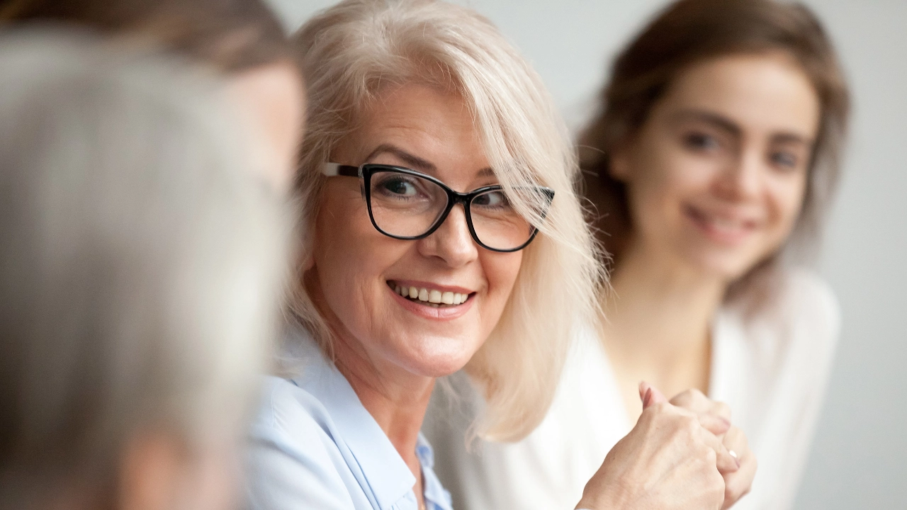 Lächelnde Frau in einer Teambesprechung