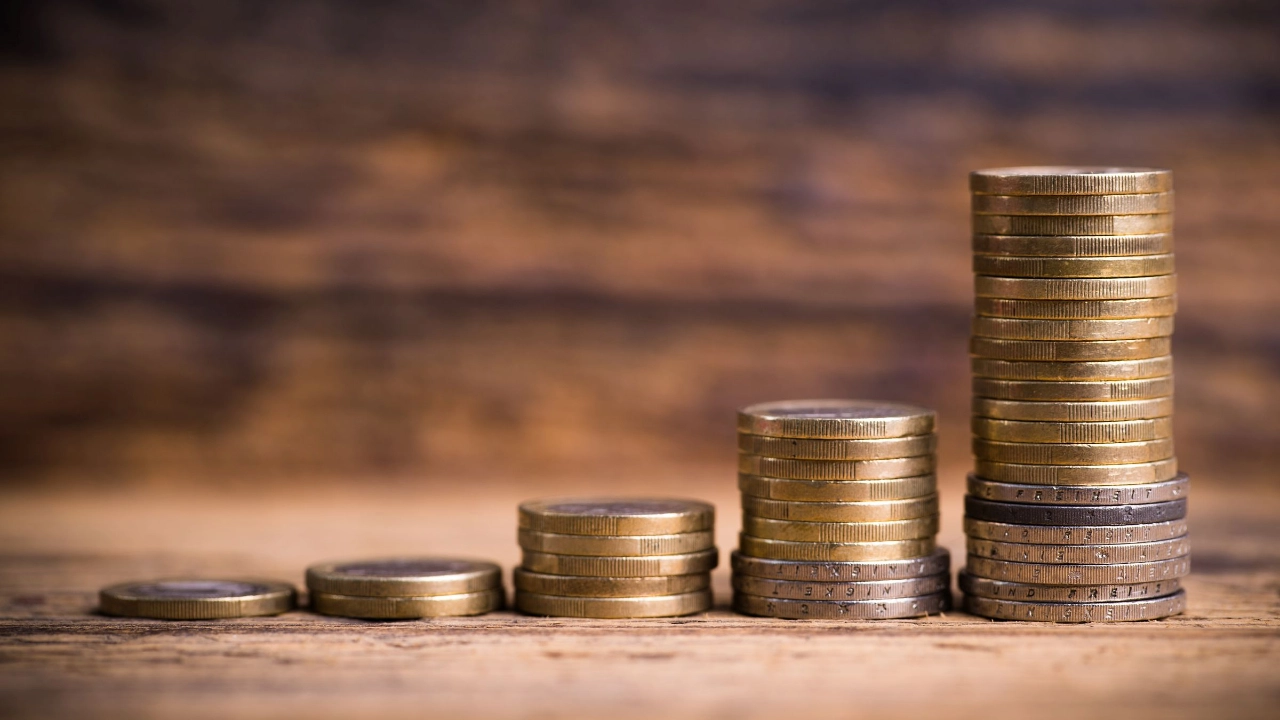 ungleich hohe Stapel von Münzen aneinandergereiht