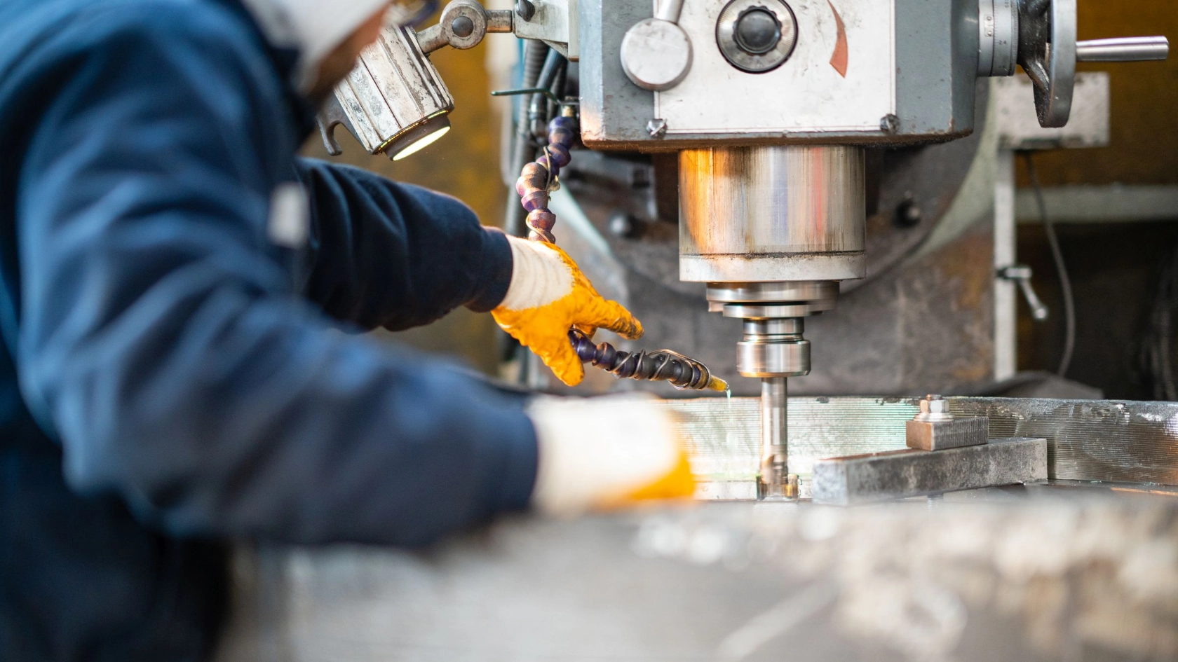 Arbeiter an der Fräsmaschine