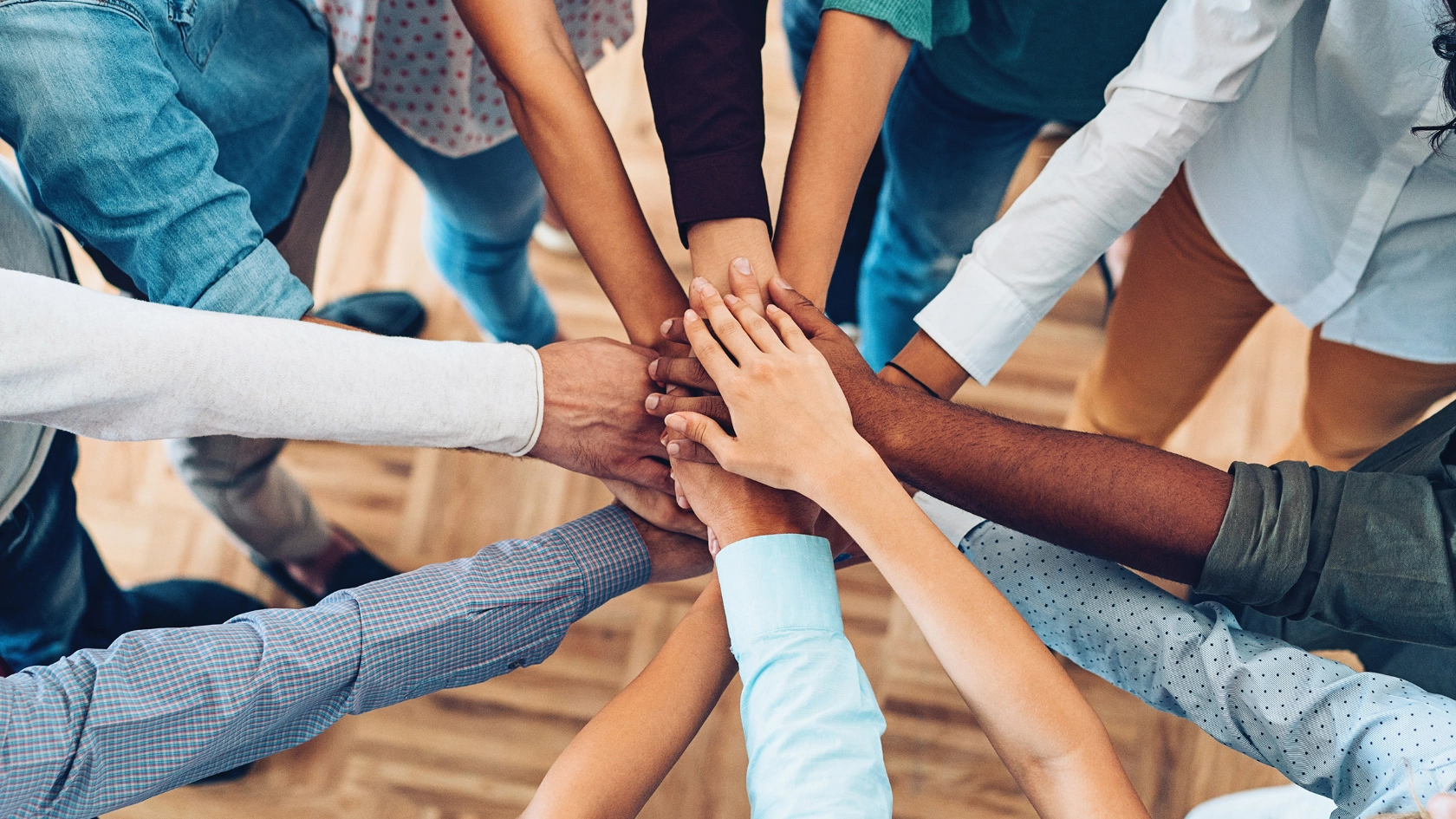 Eine Gruppe von Menschen stapeln ihre Hände