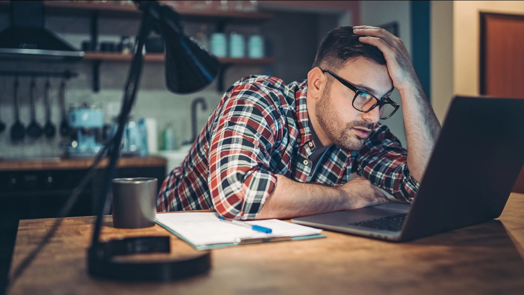 Nachdenkender Mann vor Notebook