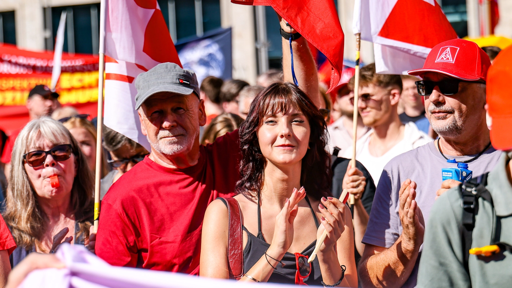RUHRPOTT REBELLION solidarisch, laut und unbequem Hier im Ruhrpott zählt nicht, was du sagst – sondern was du machst. Wir arbeiten (hart). Wir halten zusammen. Wir stehen füreinander ein. Und wenn es drauf ankommt, stehen wir auf. Bis hierhin und nicht weiter. Hände weg von unserem Sozialstaat! Die Lage ist so klar wie bitter: Während wir den Laden am Laufen halten, reagieren viele Arbeitgeber auf Krisen mit denselben alten Rezepten – Stellenabbau, Arbeitsverdichtung, Kostendruck und Verlagerung von Risiken auf die Beschäftigten oder die Gesellschaft. Gleichzeitig erzählen uns manche in der Politik, wir seien zu teuer, zu krank, zu alt. Sie diskutieren längere Arbeitszeiten, spätere Renten und Kürzungen beim Sozialstaat.