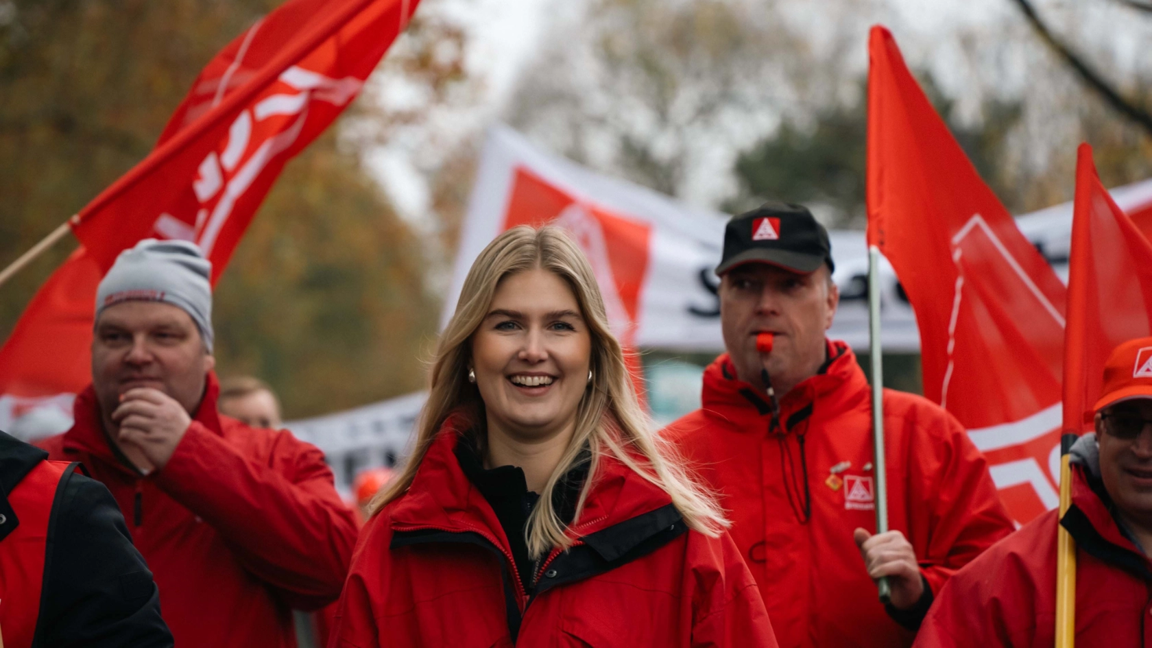 Eine Frau beim Küstenaktionstag in der Metall-Tarifrunde 2024