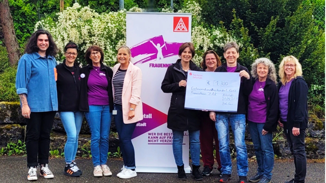  Das Frauennetzwerk der IG Metall Albstadt konnte am 21.05.2025 eine Spende in Höhe von 1300,-- Euro an das Frauenhaus Zollernalbkreis übergeben.