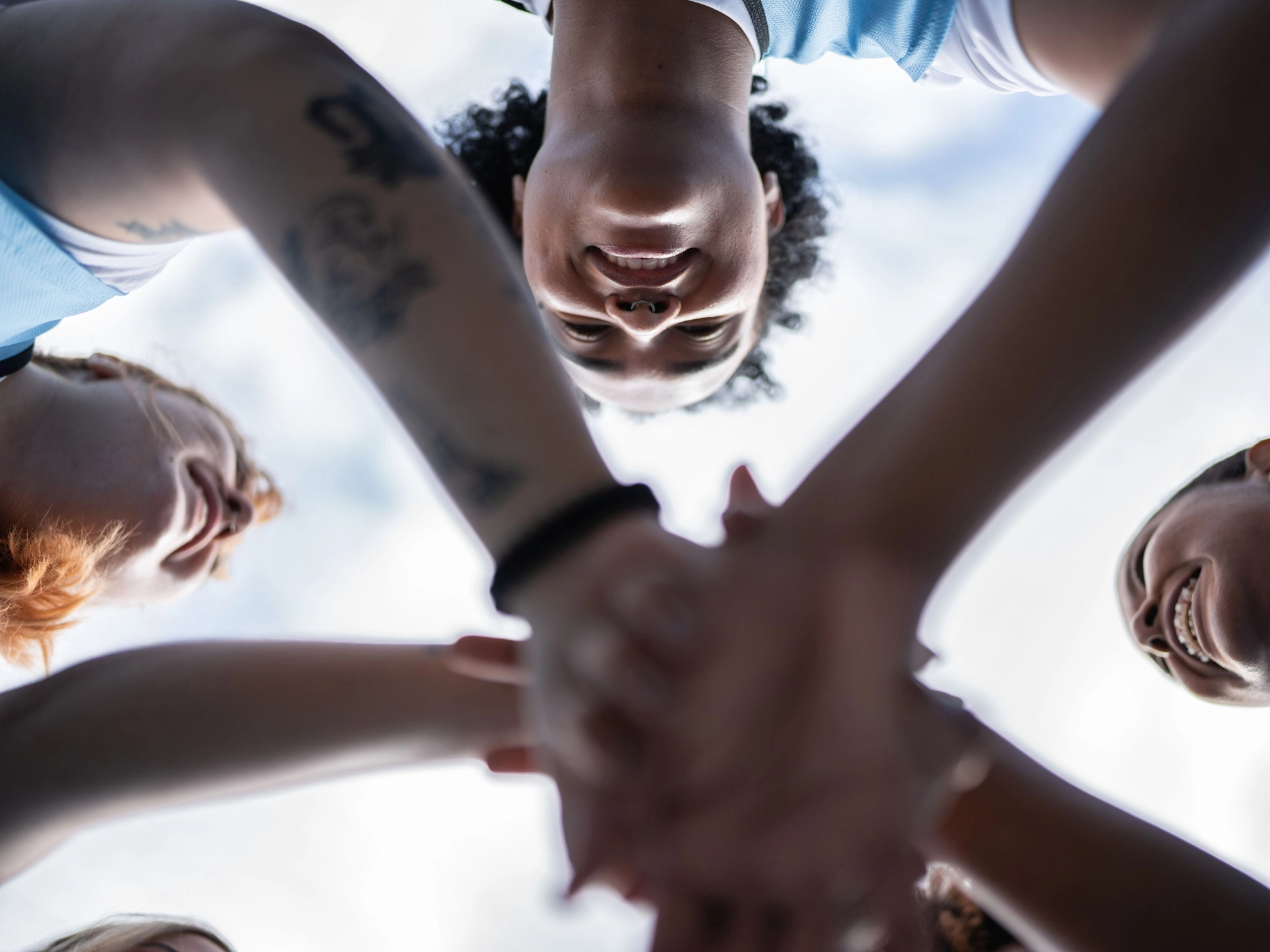 Junge Frauen reichen sich die Hände