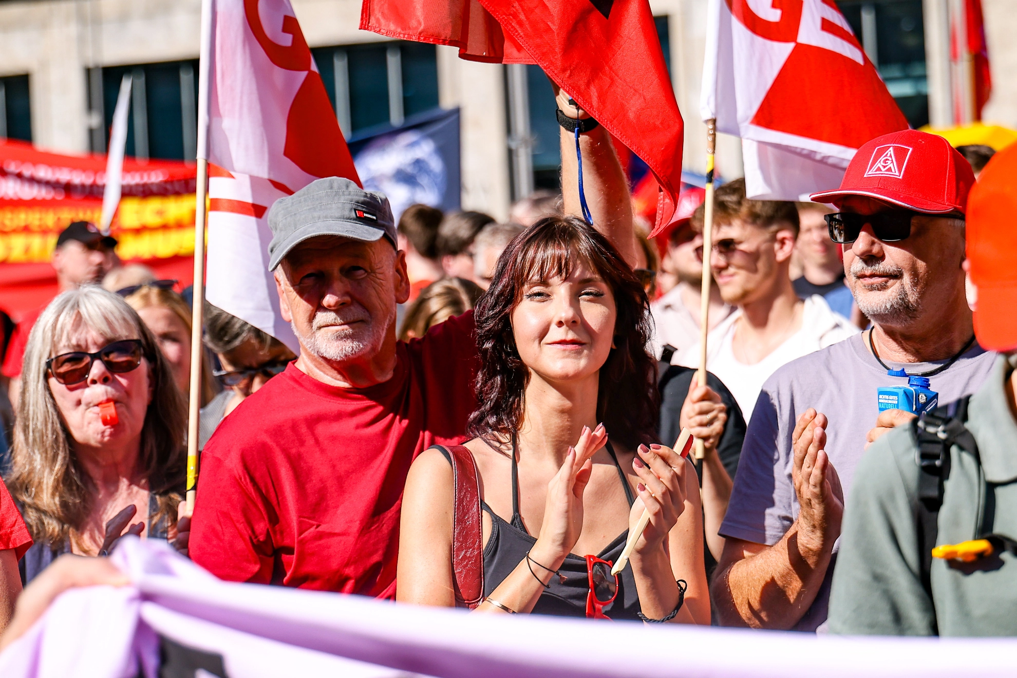 RUHRPOTT REBELLION solidarisch, laut und unbequem Hier im Ruhrpott zählt nicht, was du sagst – sondern was du machst. Wir arbeiten (hart). Wir halten zusammen. Wir stehen füreinander ein. Und wenn es drauf ankommt, stehen wir auf. Bis hierhin und nicht weiter. Hände weg von unserem Sozialstaat! Die Lage ist so klar wie bitter: Während wir den Laden am Laufen halten, reagieren viele Arbeitgeber auf Krisen mit denselben alten Rezepten – Stellenabbau, Arbeitsverdichtung, Kostendruck und Verlagerung von Risiken auf die Beschäftigten oder die Gesellschaft. Gleichzeitig erzählen uns manche in der Politik, wir seien zu teuer, zu krank, zu alt. Sie diskutieren längere Arbeitszeiten, spätere Renten und Kürzungen beim Sozialstaat.