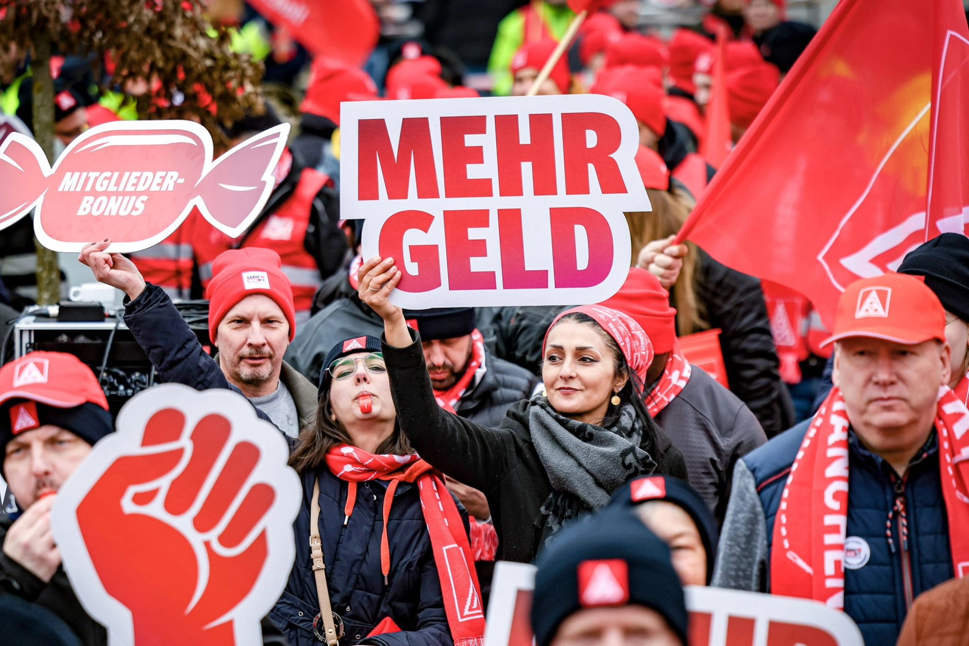Beschäftigte machen Druck für Ihre Forderungen vor der dritten Tarifverhandlung der Textil- und Bekleidungsindustrie West
