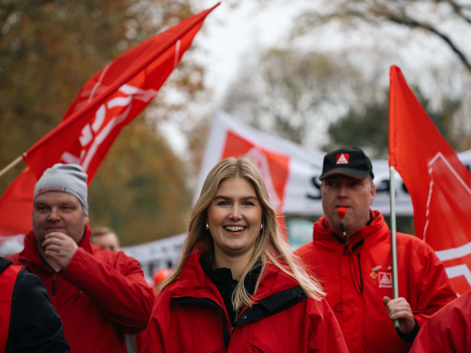 Eine Frau beim Küstenaktionstag in der Metall-Tarifrunde 2024