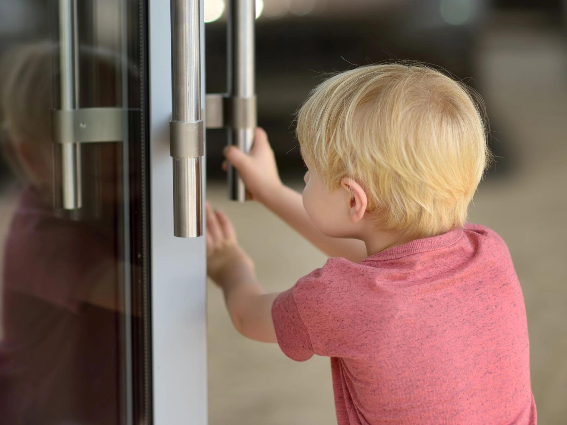 Kita zu: Kleiner Junge steht vor verschlossener Tür