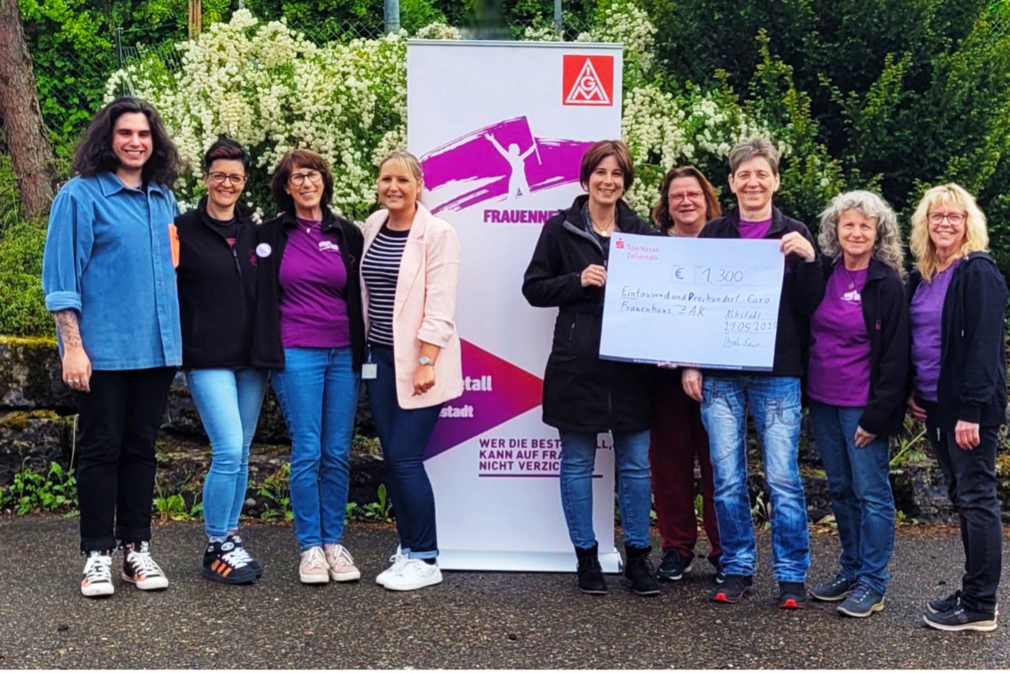  Das Frauennetzwerk der IG Metall Albstadt konnte am 21.05.2025 eine Spende in Höhe von 1300,-- Euro an das Frauenhaus Zollernalbkreis übergeben.
