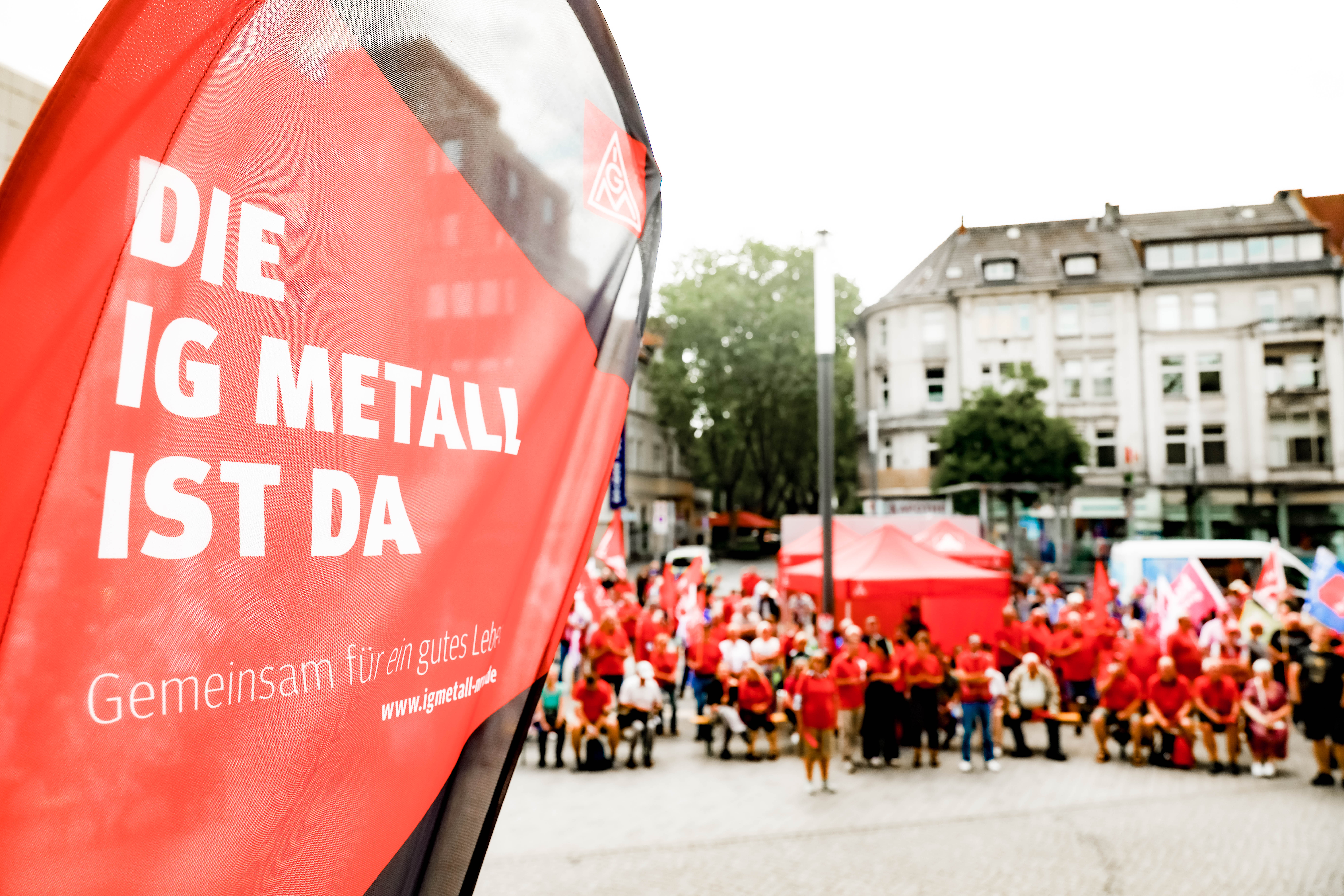 RUHRPOTT REBELLION solidarisch, laut und unbequem Hier im Ruhrpott zählt nicht, was du sagst – sondern was du machst.Wir arbeiten (hart). Wir halten zusammen. Wir stehen füreinander ein.Und wenn es drauf ankommt, stehen wir auf. Bis hierhin und nicht weiter.Hände weg von unserem Sozialstaat! Die Lage ist so klar wie bitter:Während wir den Laden am Laufen halten, reagieren viele Arbeitgeber auf Krisen mit denselben alten Rezepten – Stellenabbau, Arbeitsverdichtung, Kostendruck und Verlagerung von Risiken auf die Beschäftigten oder die Gesellschaft. Gleichzeitig erzählen uns manche in der Politik, wir seien zu teuer, zu krank, zu alt. Sie diskutieren längere Arbeitszeiten, spätere Renten und Kürzungen beim Sozialstaat.
